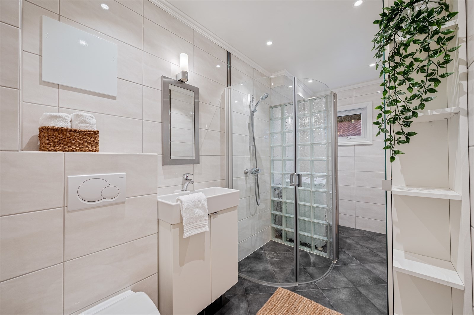 - Helfliset bad på 6,2m² med egen vaskeromsavdeling - Galleribilde