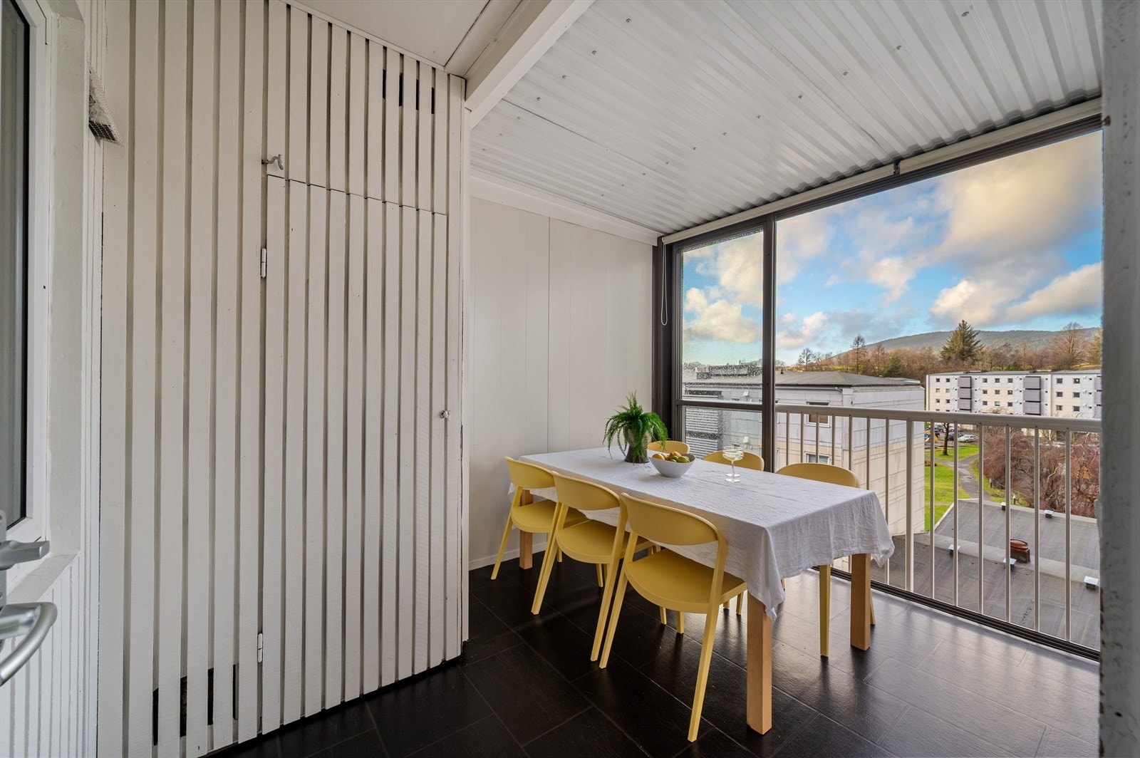 - God plass til stor sittegruppe, og adkomst til en av bodene - Galleribilde