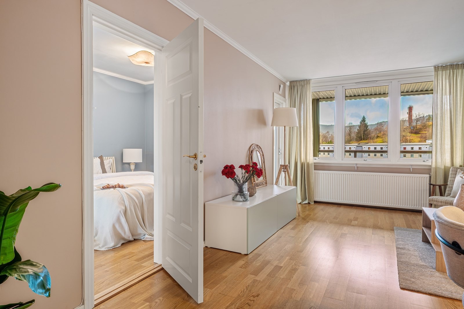 - De generøse vindusflatene sørger for rikelig med verdifullt lysinnslipp - Galleribilde