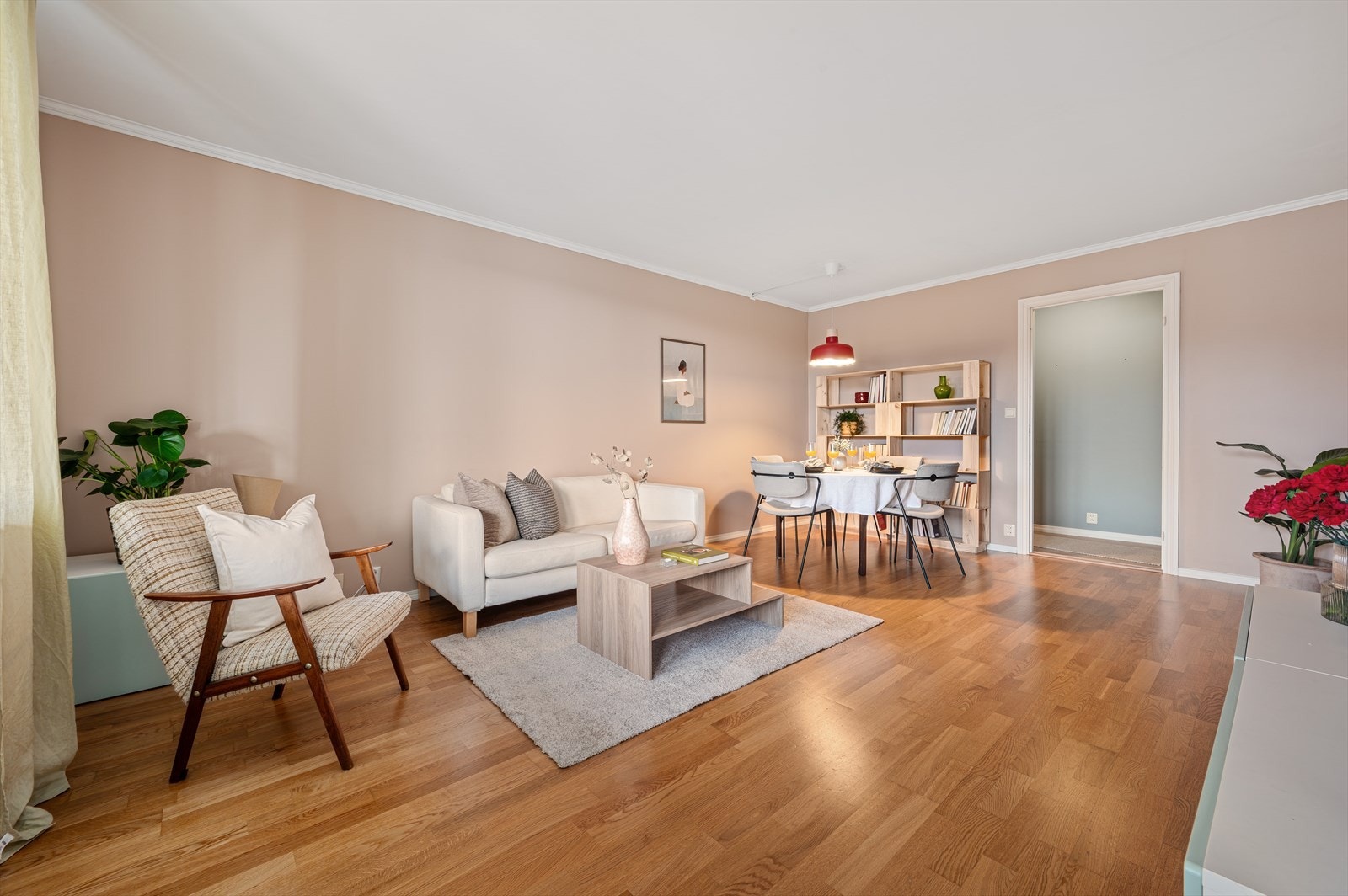 - I stuen har man god plass til både sofagruppe og spisebord - Galleribilde