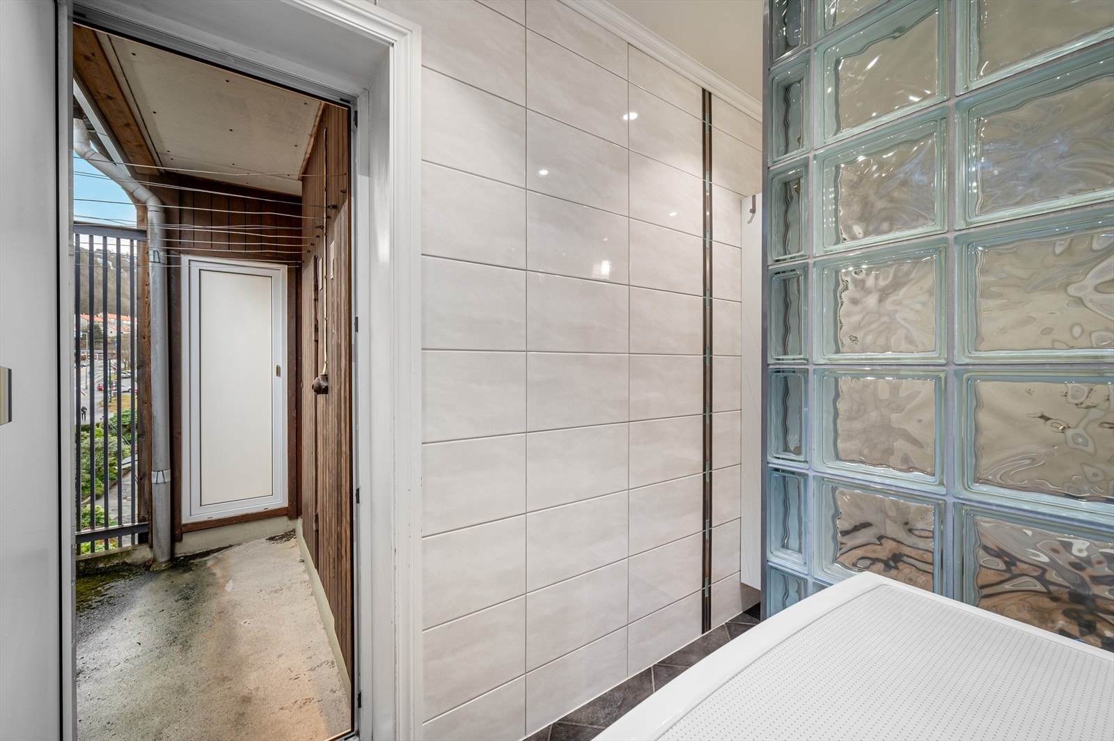 - Felles utvendig tørkealtan som deles med naboen, samt en ekstern bod til høyre på 2 m² - Galleribilde