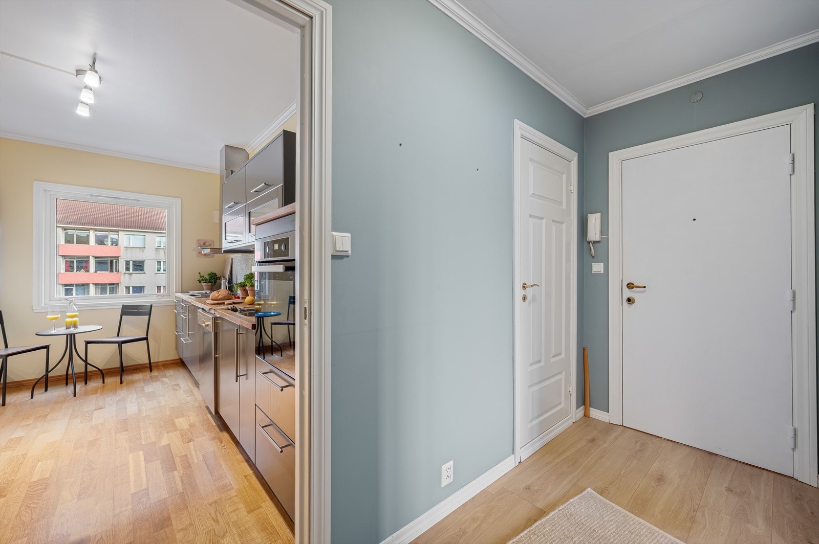 - Leiligheten har et innvendig areal på 58m² og inneholder entrè, bad, kjøkken, soverom og stue - Galleribilde