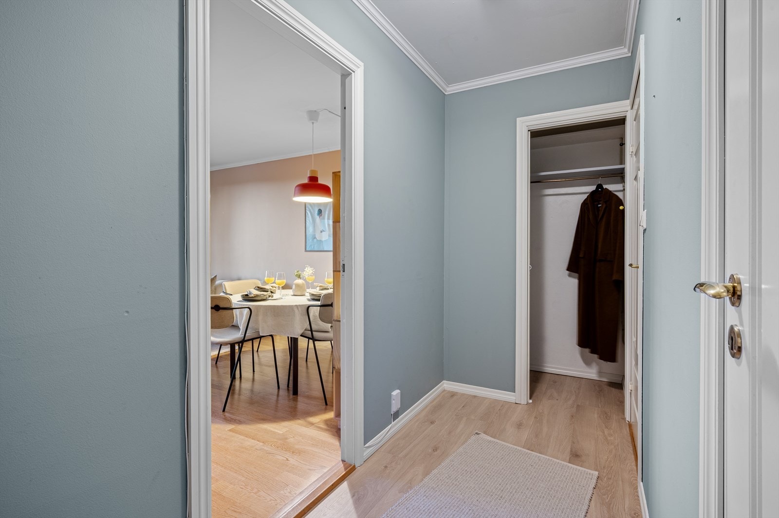 - Entrè på 4,1 m² med god oppbevaring i garderobe - Galleribilde