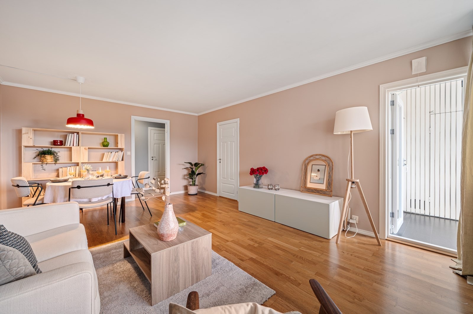 - Stuen er på 23m² og fremstår som lys og luftig med moderne farger - Galleribilde