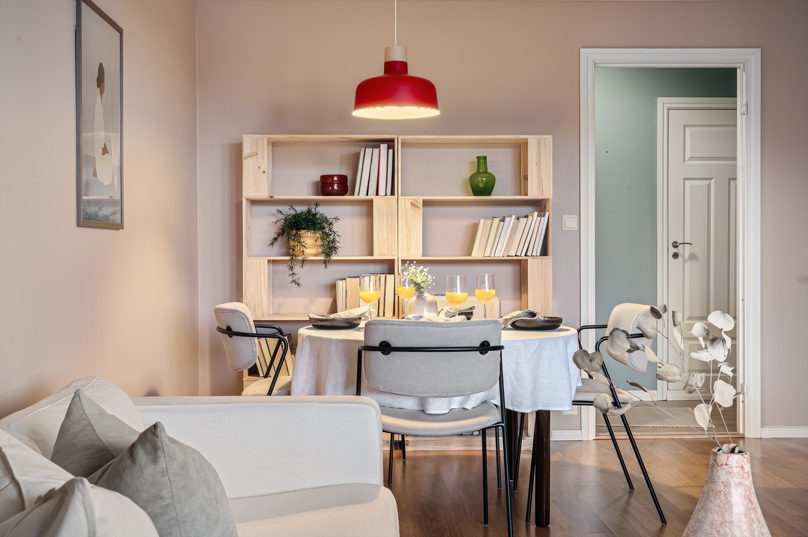 - Mye er inkludert i fellesavgiftene, med bla. tv/internett, sentralvarme og varmtvann mm. - Galleribilde