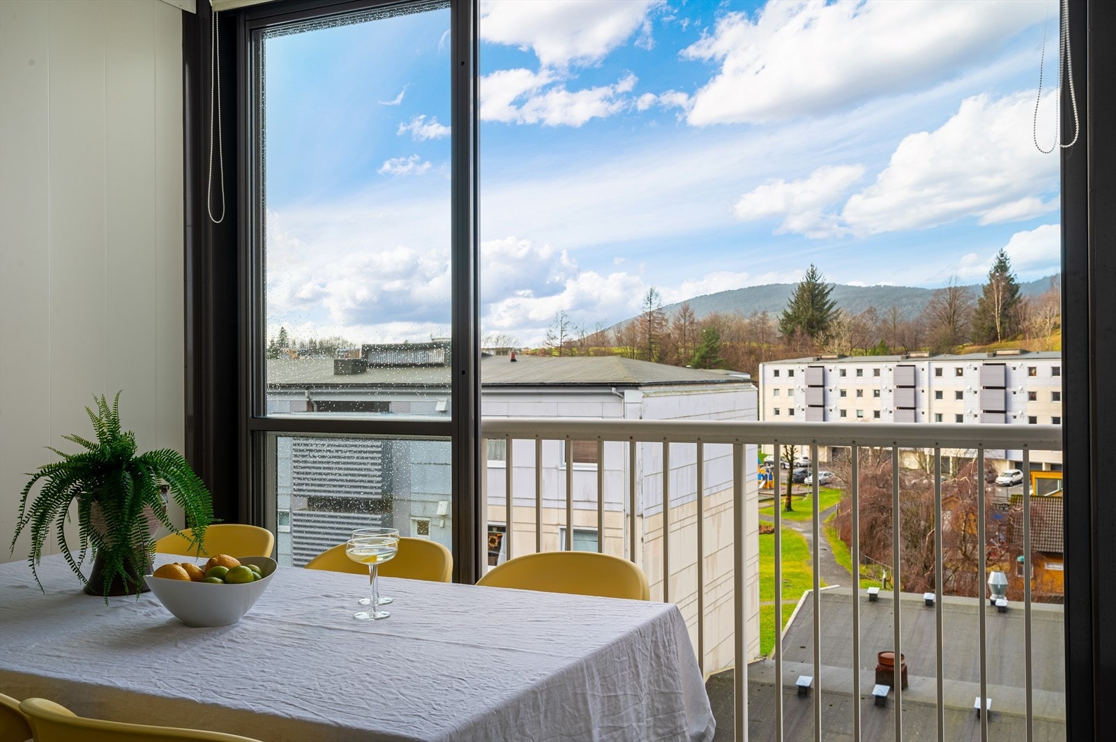 - En lys og innholdsrik 2-roms toppleilighet med innglasset balkong, sentralt og attraktivt beliggende på Landås - Galleribilde