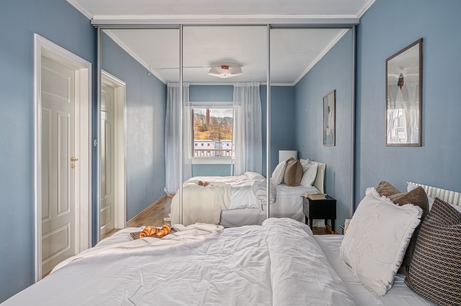 - Stort garderobeskap - Galleribilde