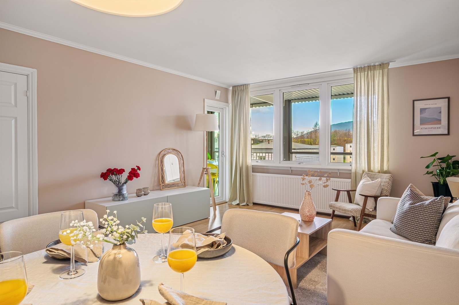 - Fra stuen er det direkte utgang til en nydelig innglasset balkong - Galleribilde