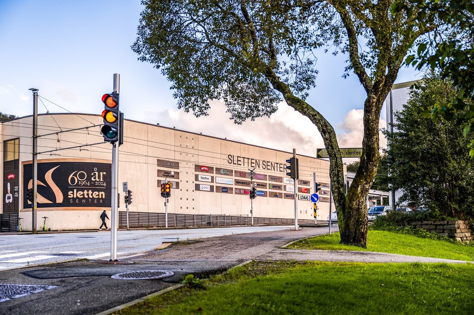 - Sletten senter tilbyr et større utvalg butikker som apotek, Vinmonopol og spisesteder - Galleribilde