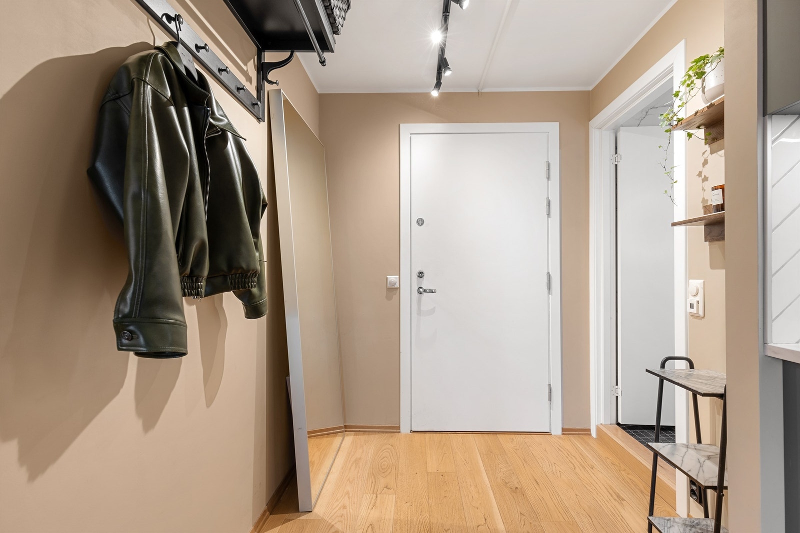 Velkommen inn! Entréen har god plass til å henge fra seg yttertøy, og gir et umiddelbart godt førsteinntrykk. Galleribilde