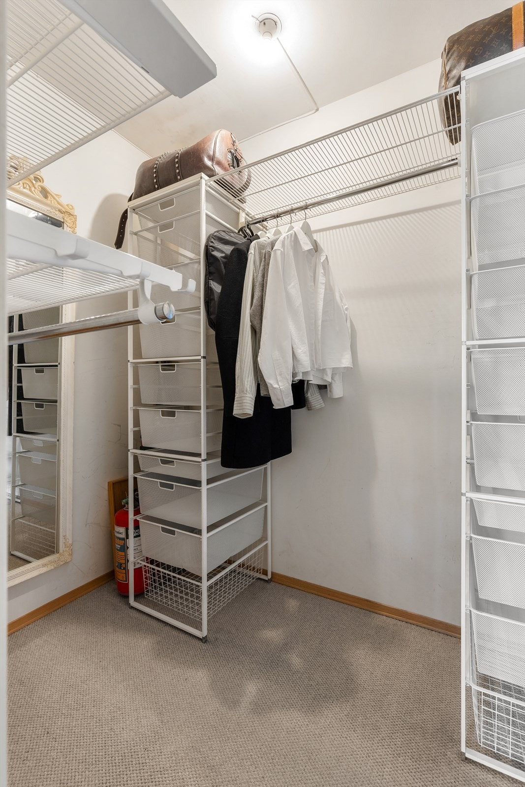 På soverommet er det også en romslig walk-in. Her har du mulighet til å skape din drømmegarderobe. Galleribilde