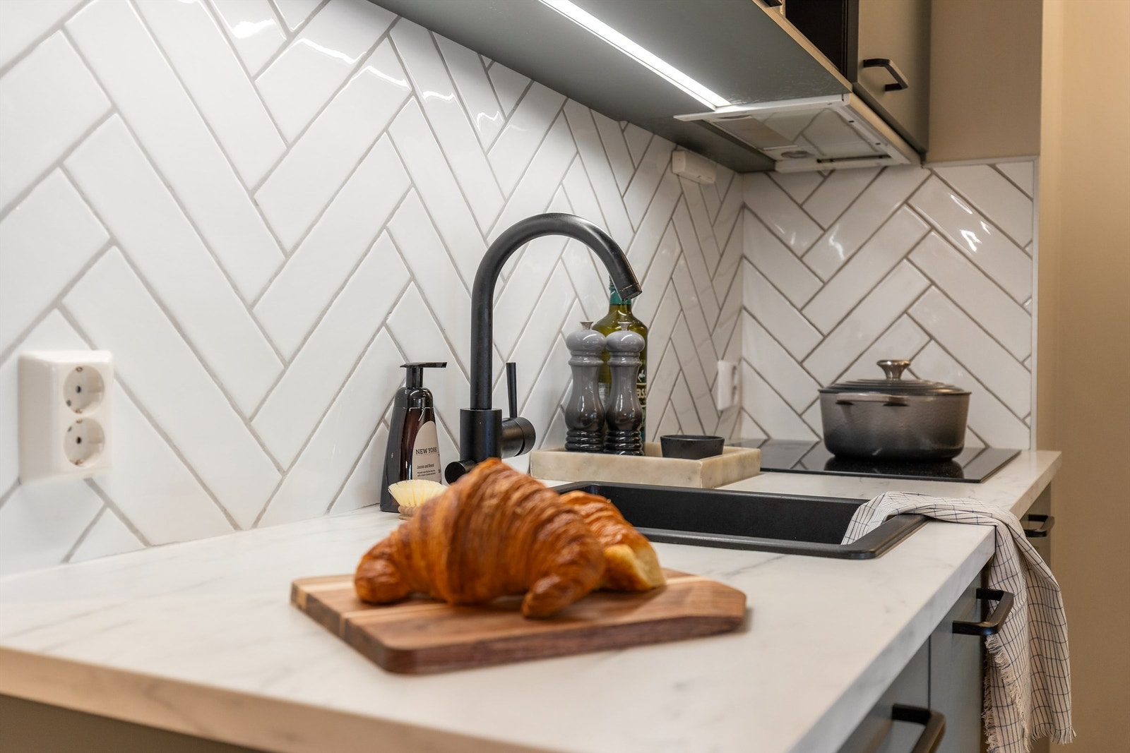 Kjøkkenet er levert av IKEA, med glatte fronter og laminat benkeplate med nedfelt vaskekum. Galleribilde