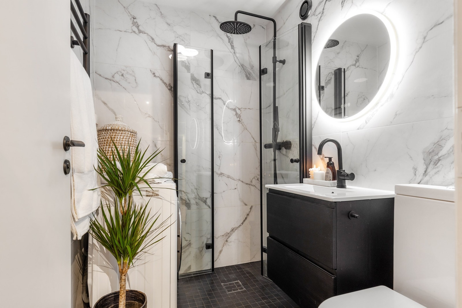 Badet er pent flislagt på gulv og vegger med elektrisk gulvvarme. Galleribilde