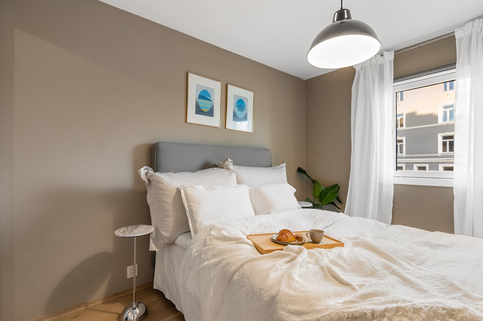 Rommet er holdt i en nøytral og tidløs nyanse- perfekt for soverommet. Galleribilde