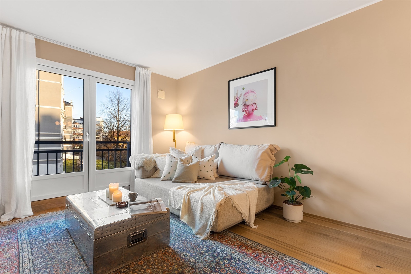 Stuen er av god størrelse med plass til sofa, salongbord og TV-seksjon. Galleribilde