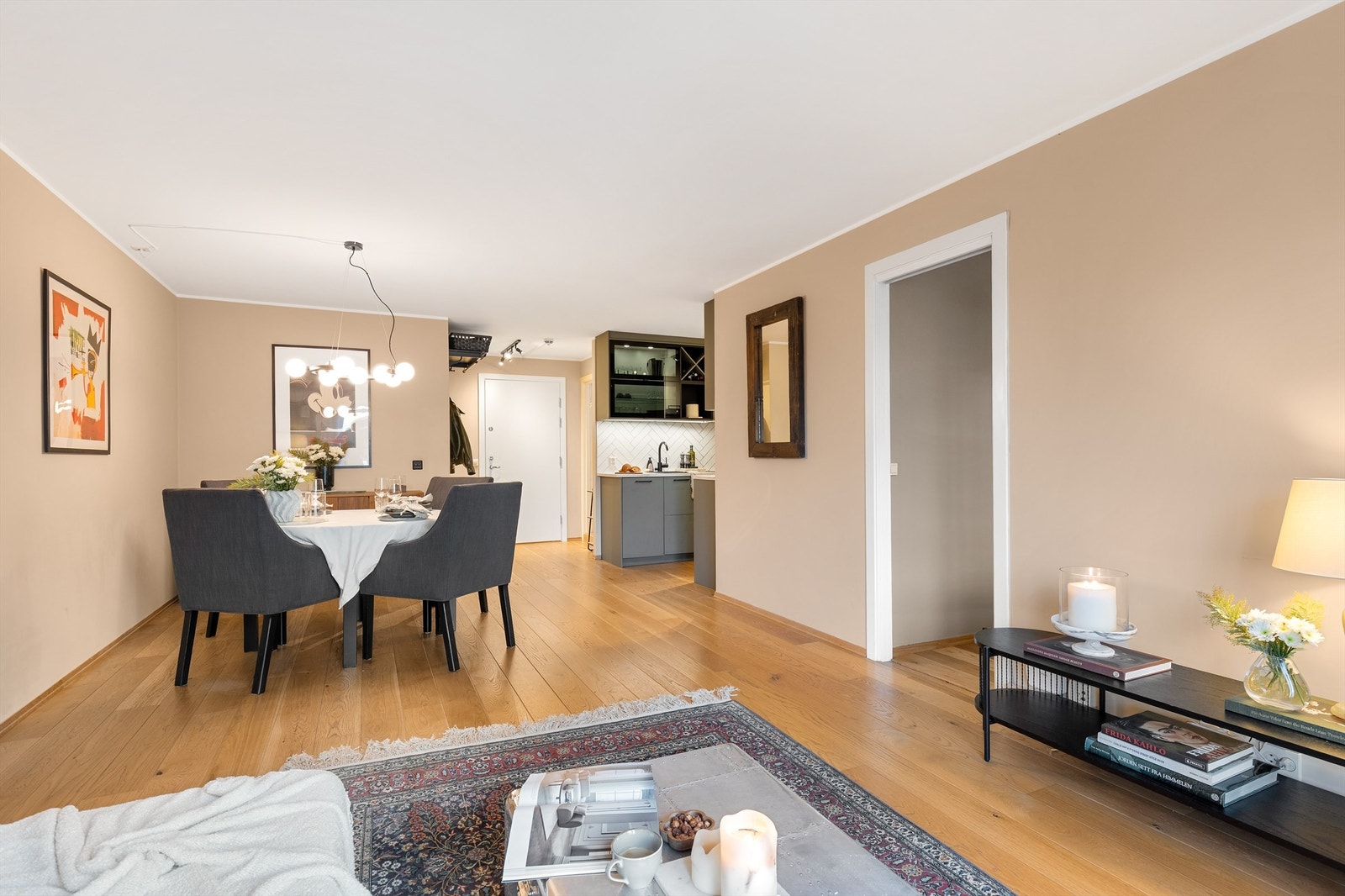 Stuen har også god plass til å møblere med et spisebord- perfekt for å invitere venner og familie på besøk. Galleribilde