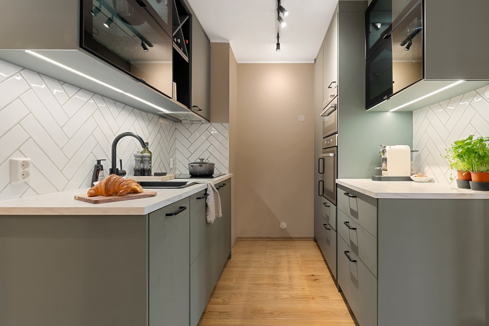 Det er rikelig med oppbevaringsplass i skuffer og skap, og den store benkeplassen gjør det enkelt å tilberede gode måltider. Galleribilde