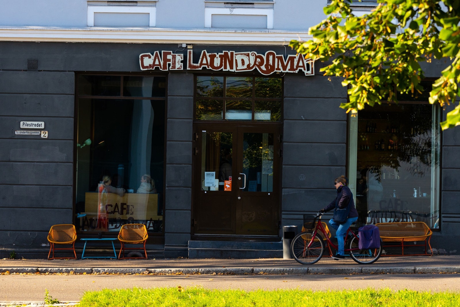 Leiligheten har gangavstand til Bislett og alle servicetilbud der. Café Laundromat på Bislett er et koselig og populært spisested, spesielt med uteserveringen om sommeren. Galleribilde