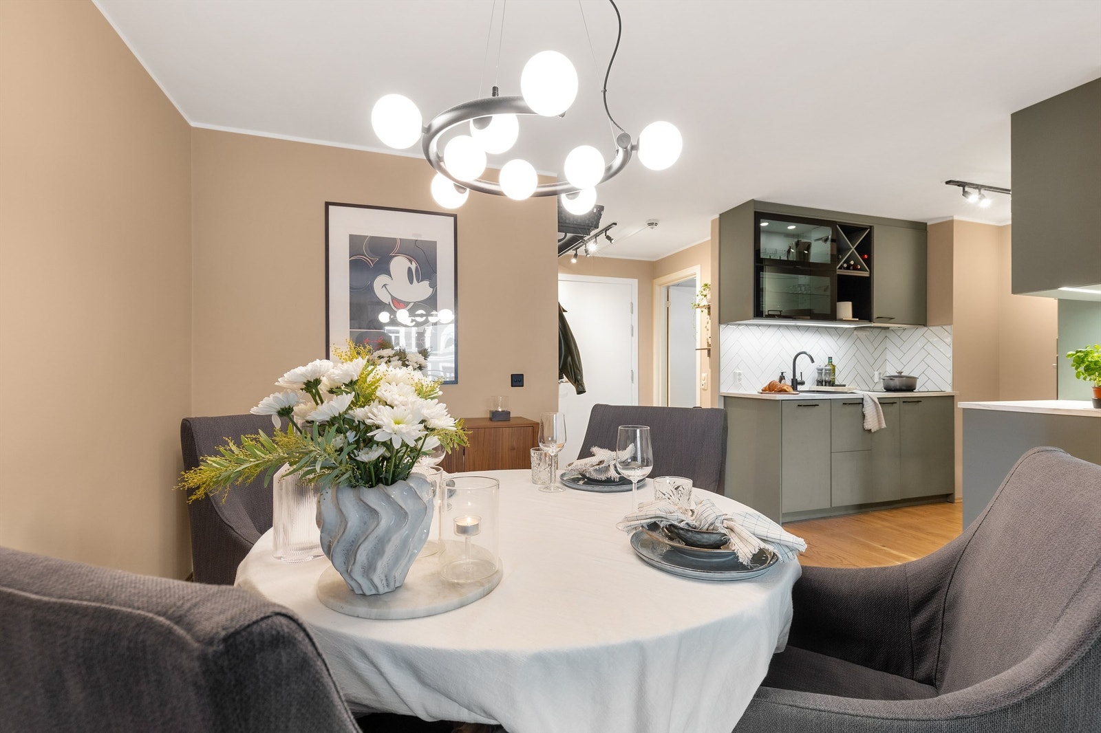 Kjøkkenet er holdt i en delvis åpen løsning og skaper et sosialt samlingspunkt i leiligheten. Galleribilde