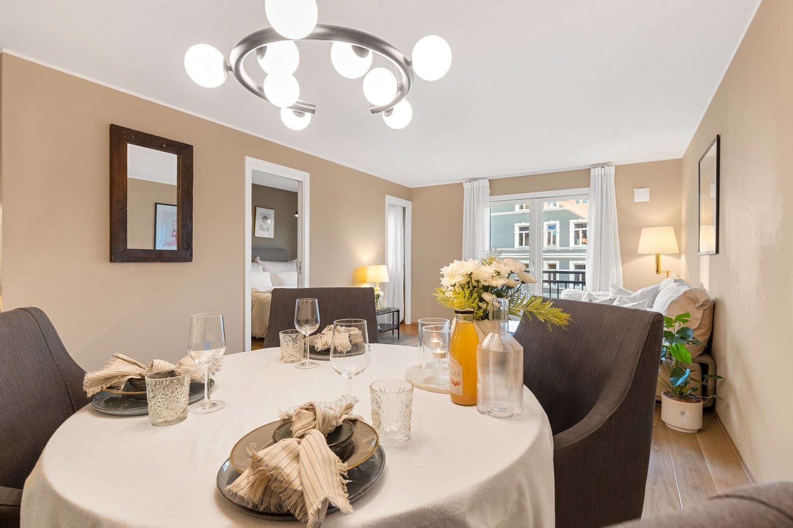 Det er rikelig med lysinnslipp gjennom store vindusflater som skaper en åpen romfølelse. Galleribilde