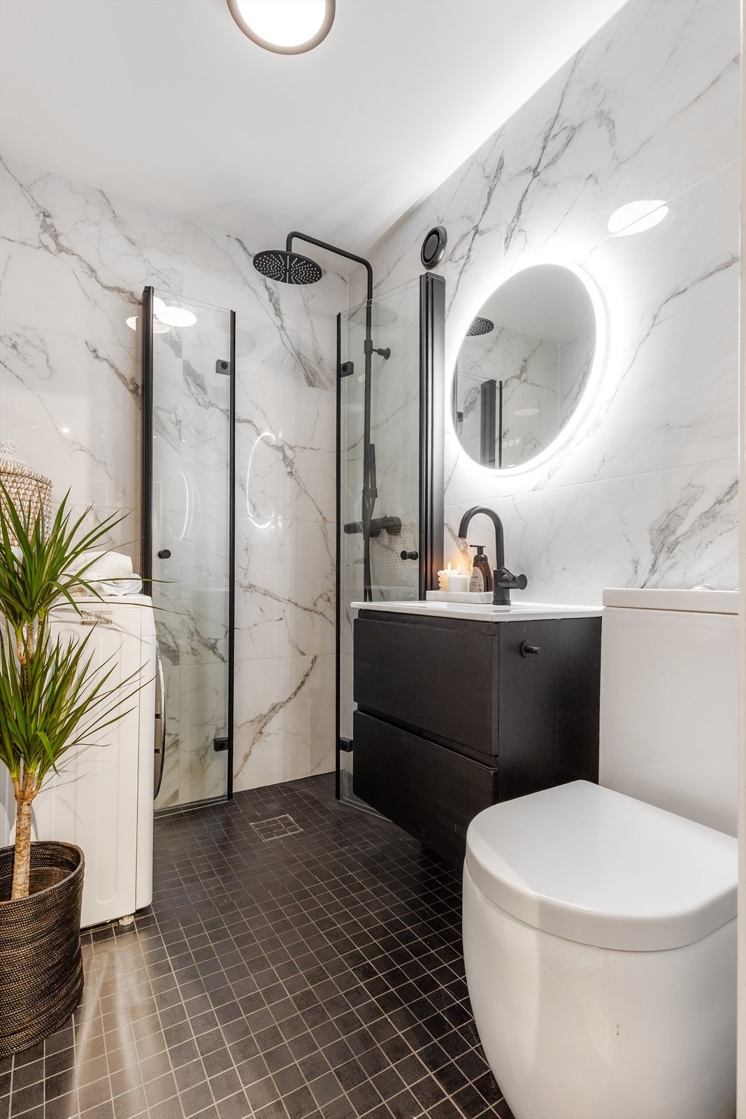 Badet er innredet med klosett, servant nedfelt i innredning, speil m/lys og dusjhjørne med svingbare foldedører. Både plass og opplegg for vaskemaskin. Mekanisk avtrekk sørger for behagelig inneklima. Galleribilde