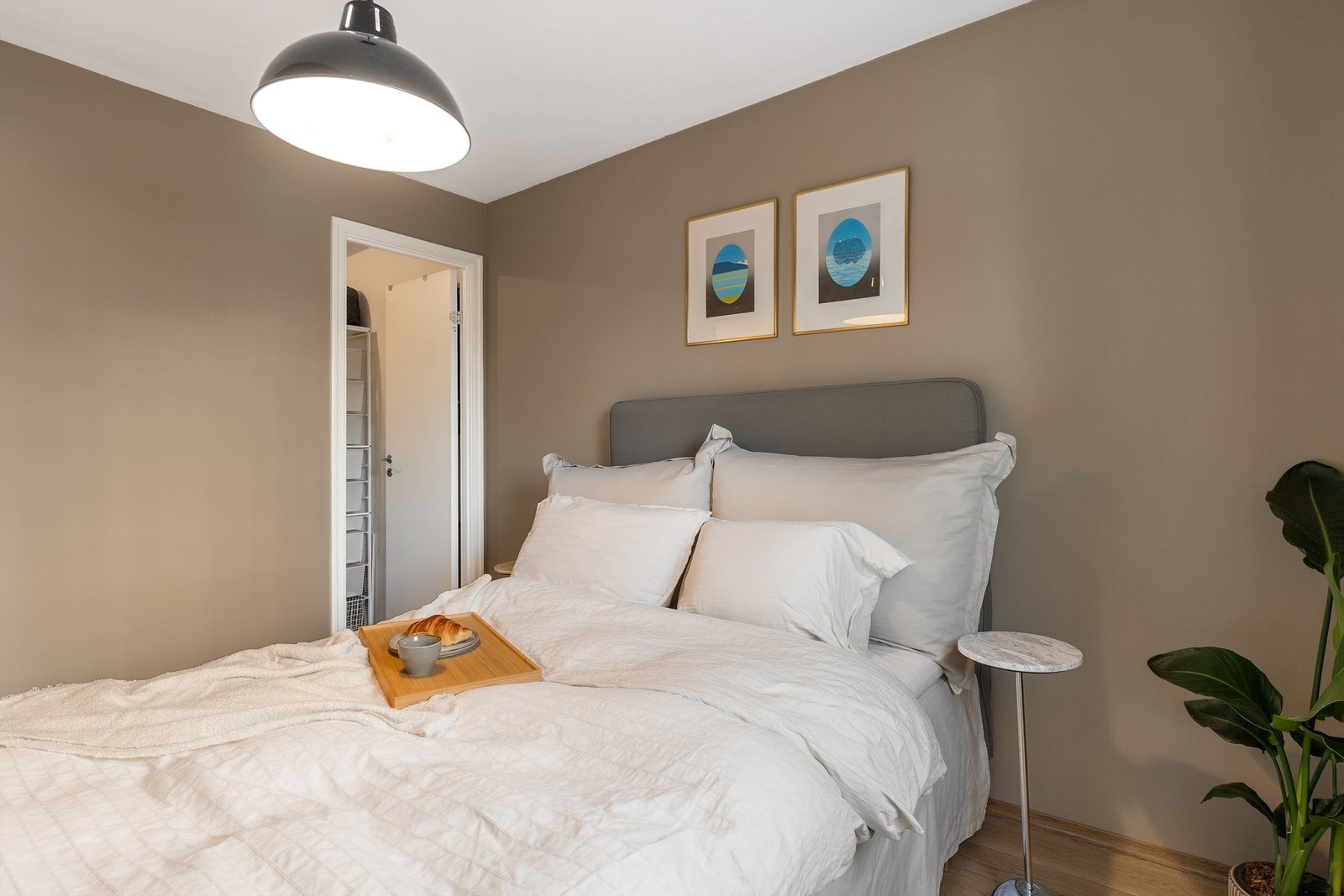 Hovedsoverommet er av god størrelse, med plass til seng og tilhørende nattbord. Galleribilde