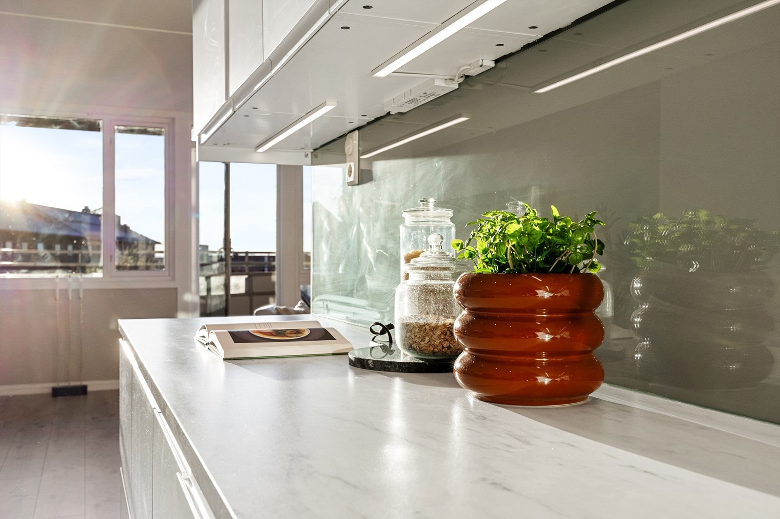 Det er godt med både skap- og benkeplass for matlaging og oppbevaring. Galleribilde