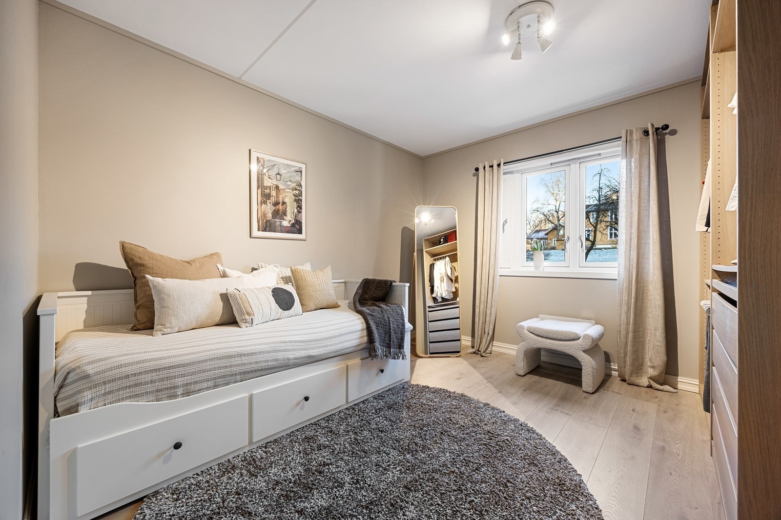 Soverom 2 er også av god størrelse og med god plass til seng og tilhørende møblement. Galleribilde