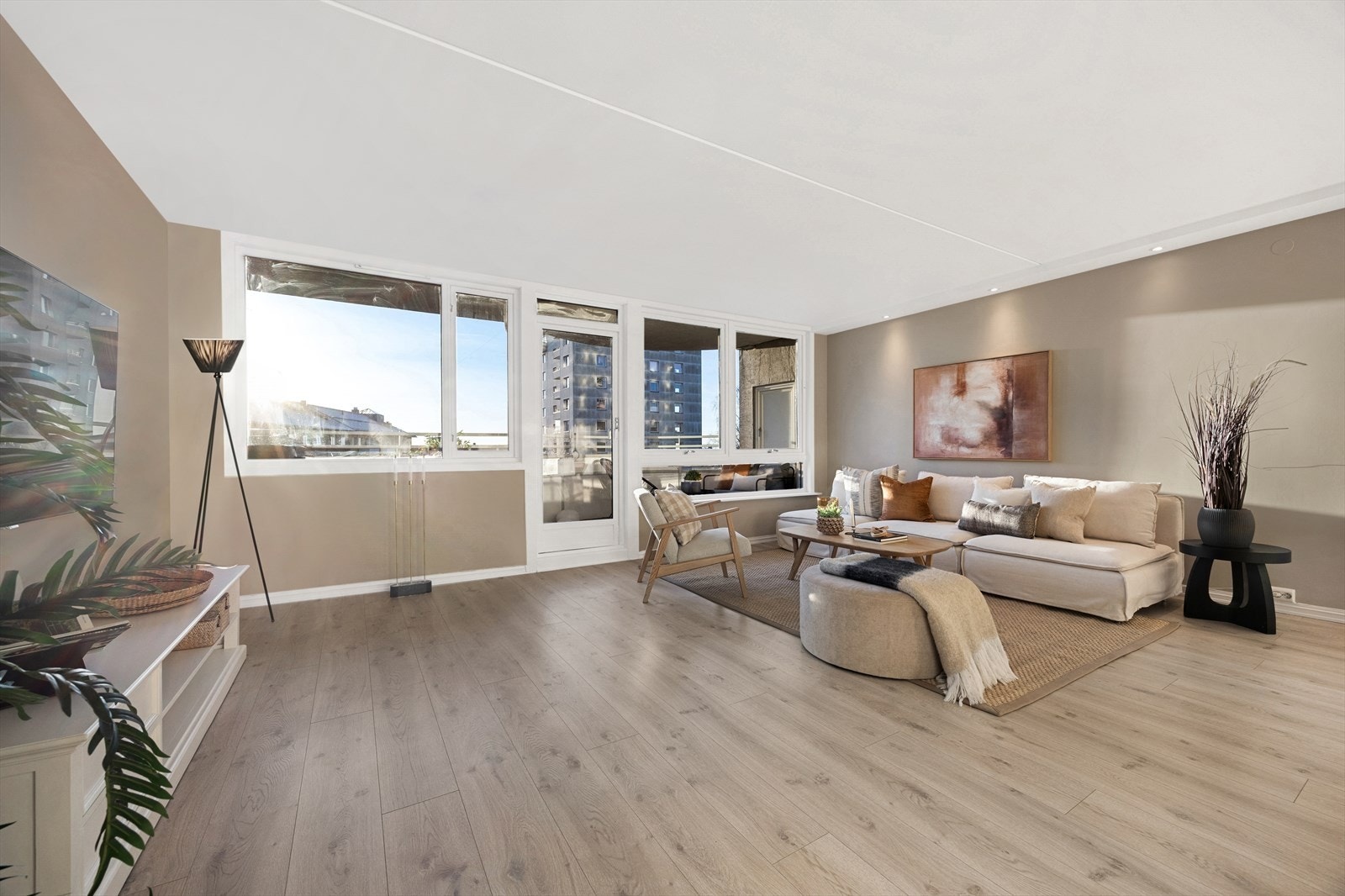 Store vindusflater gir rikelig med naturlig lys og en luftig atmosfære i rommet. Galleribilde