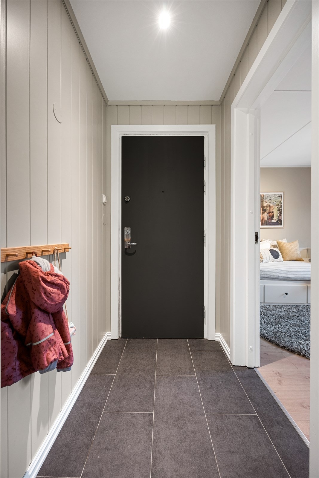 Entré med god plass til å henge fra seg yttertøy og sette fra seg sko. Galleribilde