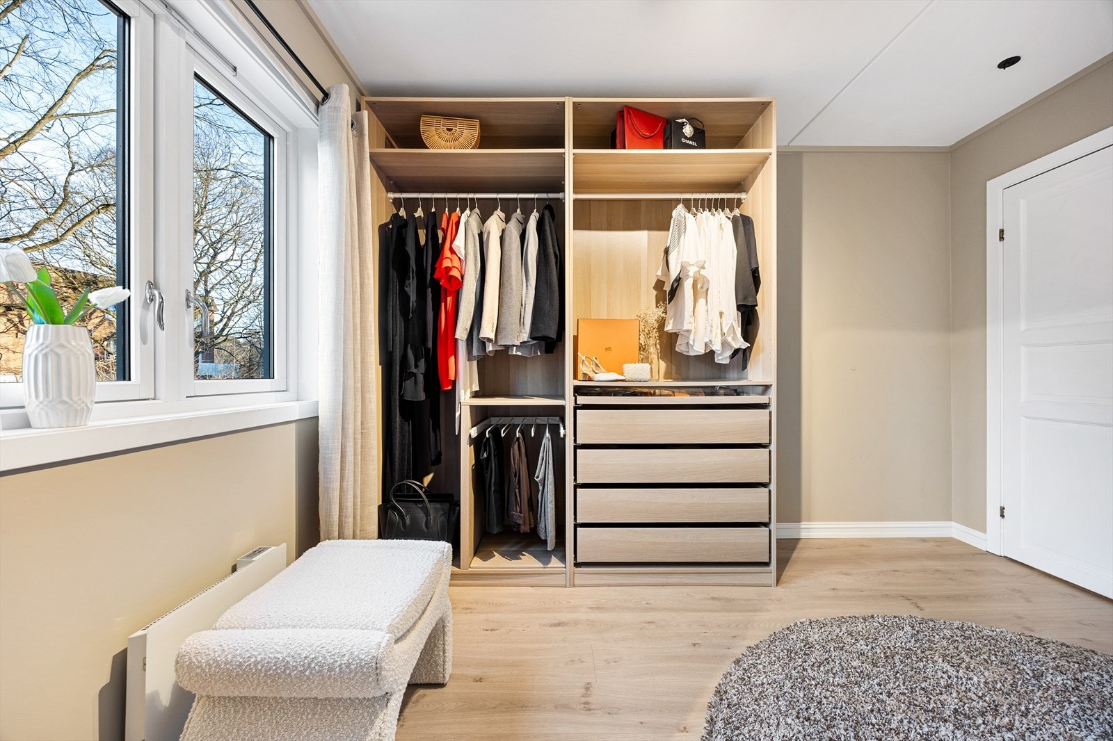 Garderobeskap medfølger. Galleribilde