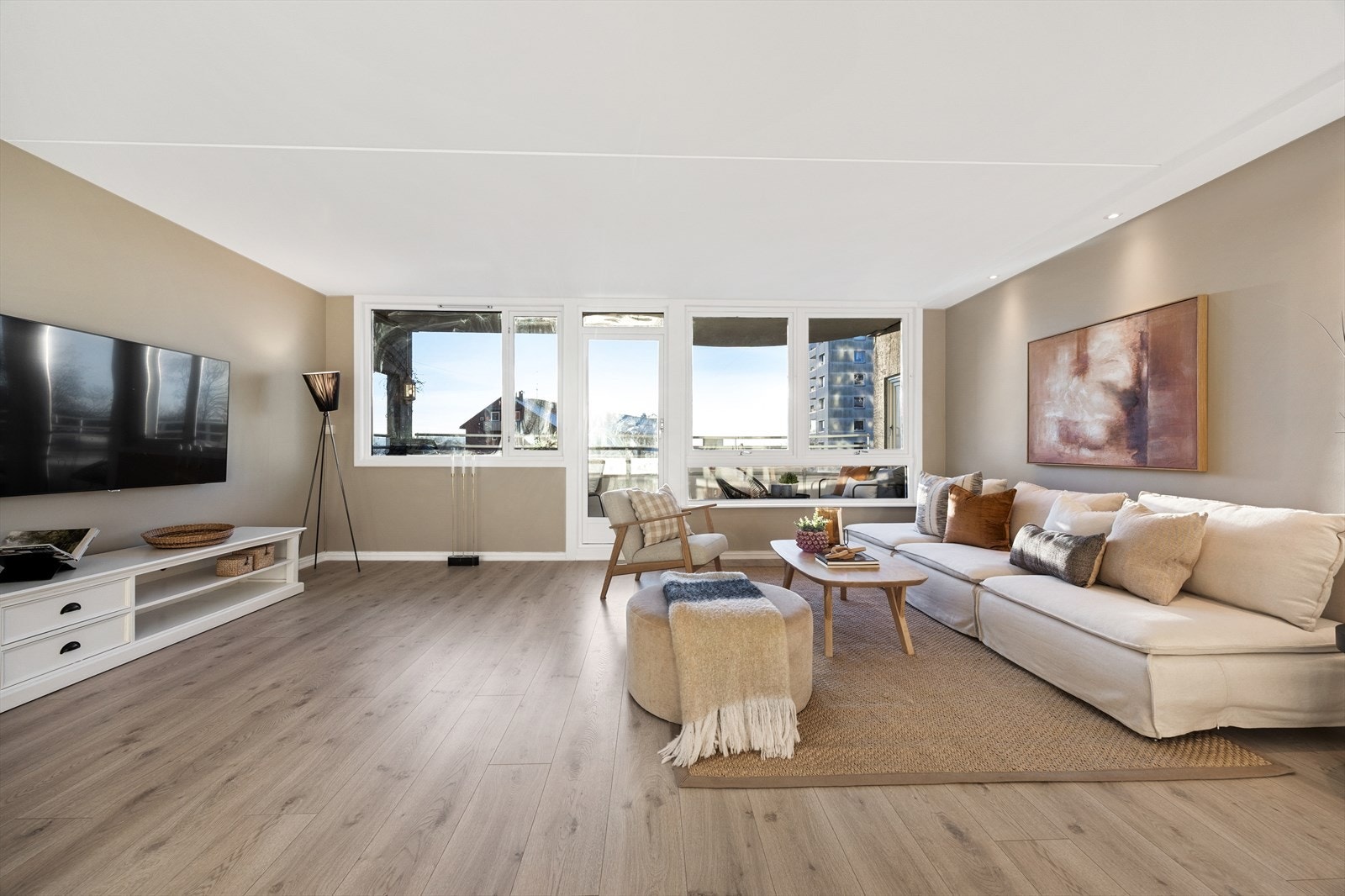 Fra stuen er det direkte utgang til sydvestvendt balkongen på 10 kvm. Galleribilde