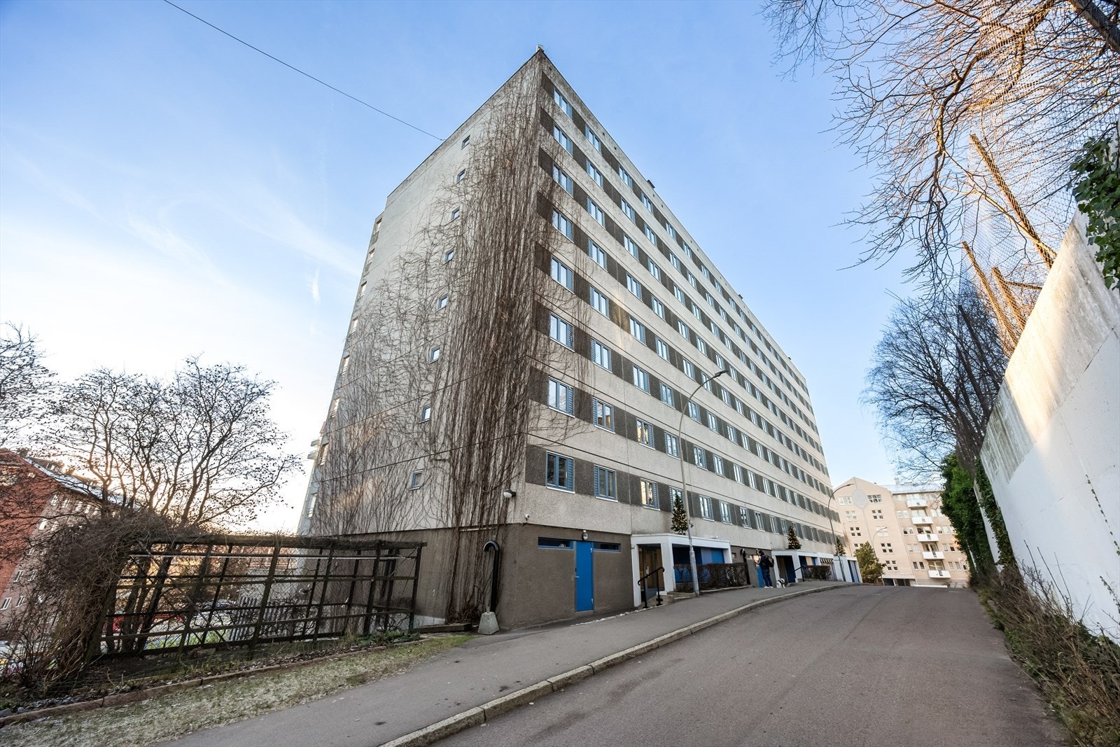 Boligblokken er oppført i 1971 med bærende konstruksjoner i stål og betong. Galleribilde