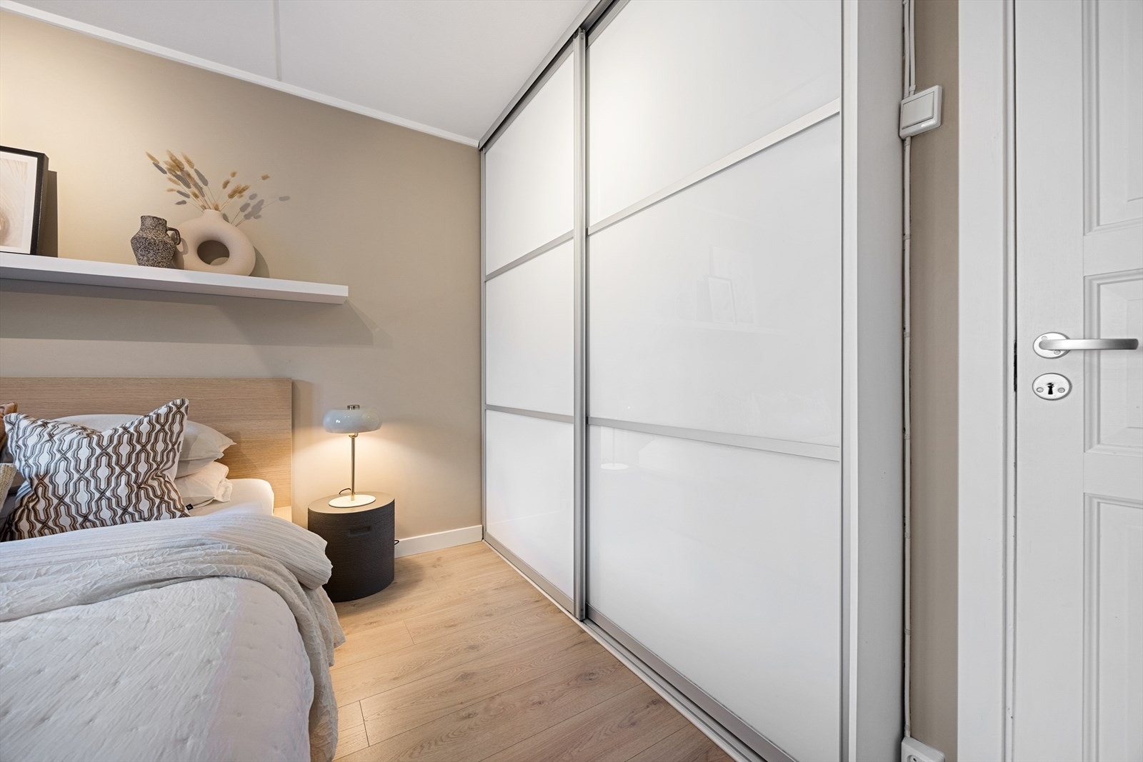 Skyvedørsgarderoben gir rikelig med oppbevaringsplass. Galleribilde