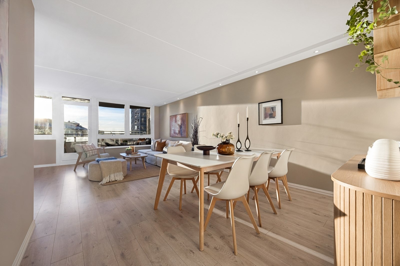 Den åpne løsningen gir god plass til både sofagruppe og en egen spisestuesone. Galleribilde