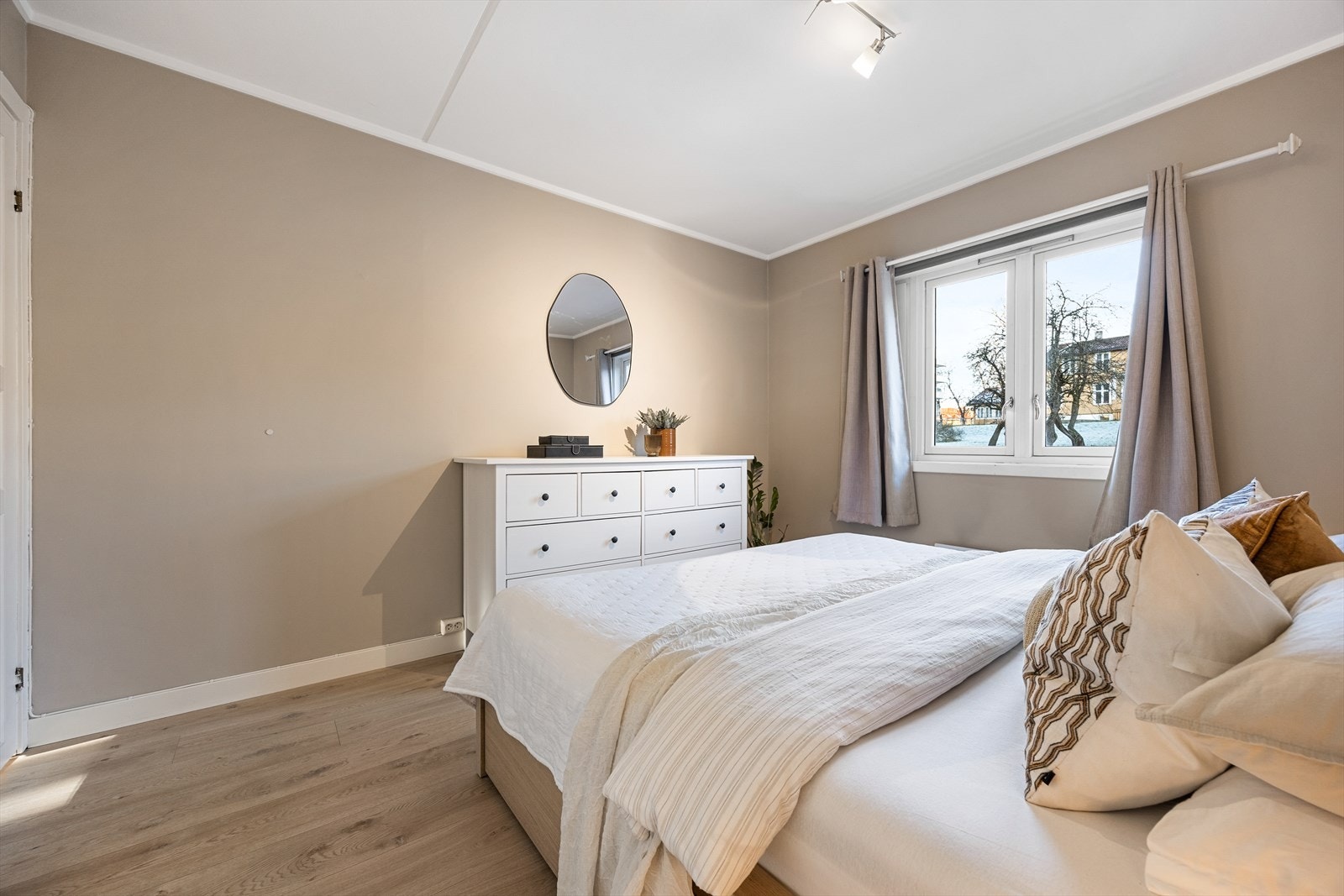 Det medfølger garderobeskap. Galleribilde