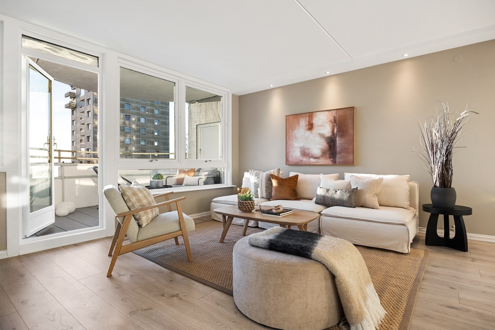 Uteplassen fungerer som en naturlig forlengelse av stuen. Galleribilde