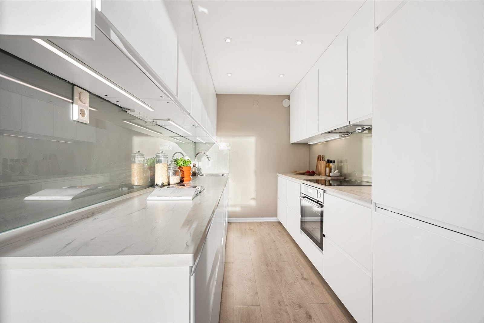 Kjøkkenet ble fornyet i 2016 og har slette fronter og laminat benkeplate. Galleribilde