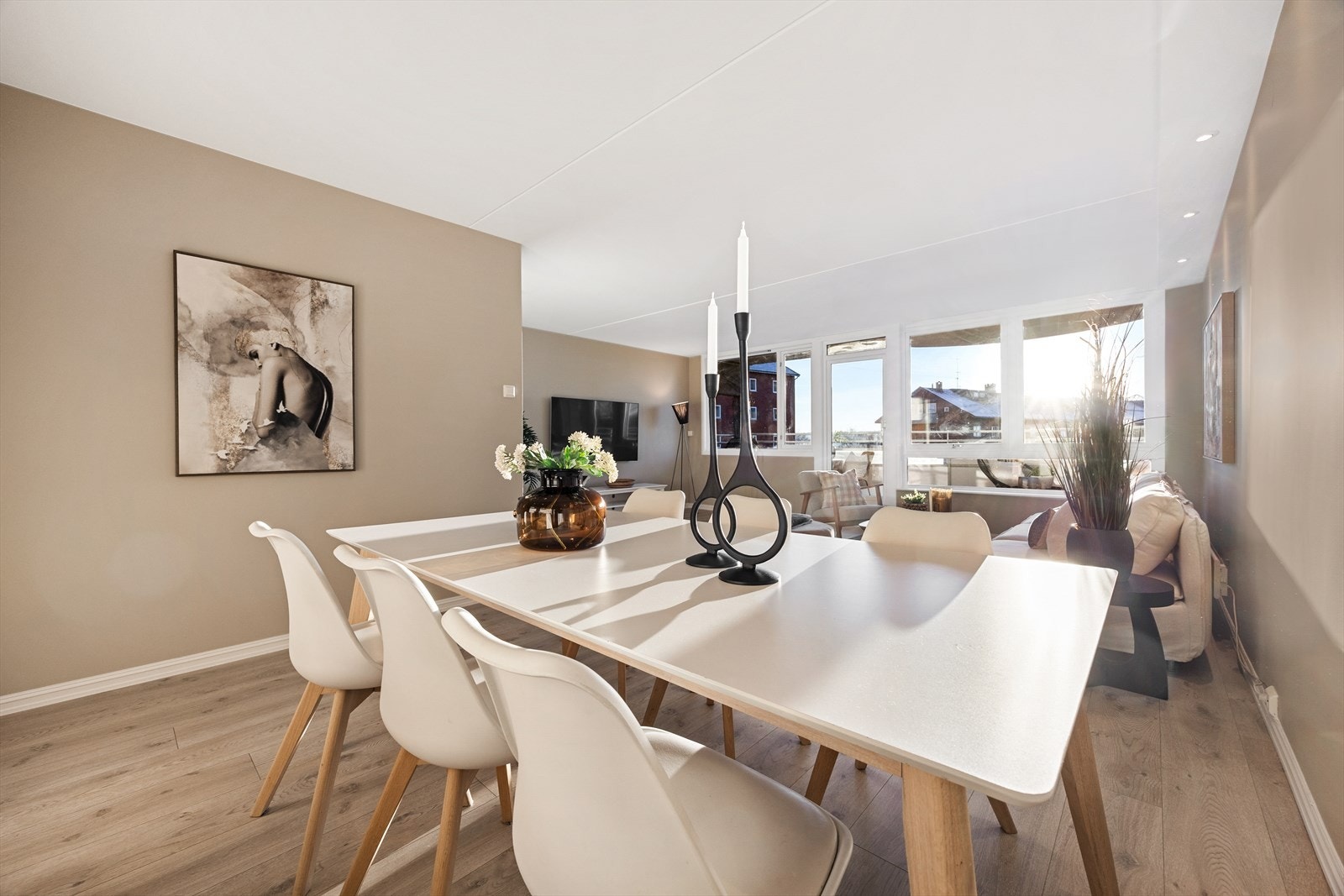 Spisestuen er en sosial sone i tilknytning til både stuen og kjøkken. Galleribilde