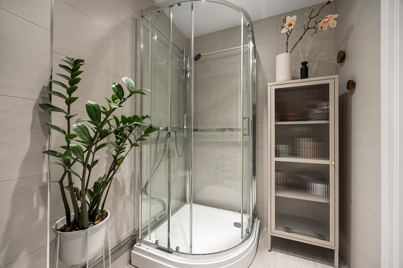 Begge bad har sentralstyrt mekanisk avtrekk som sikrer god ventilasjon. Galleribilde