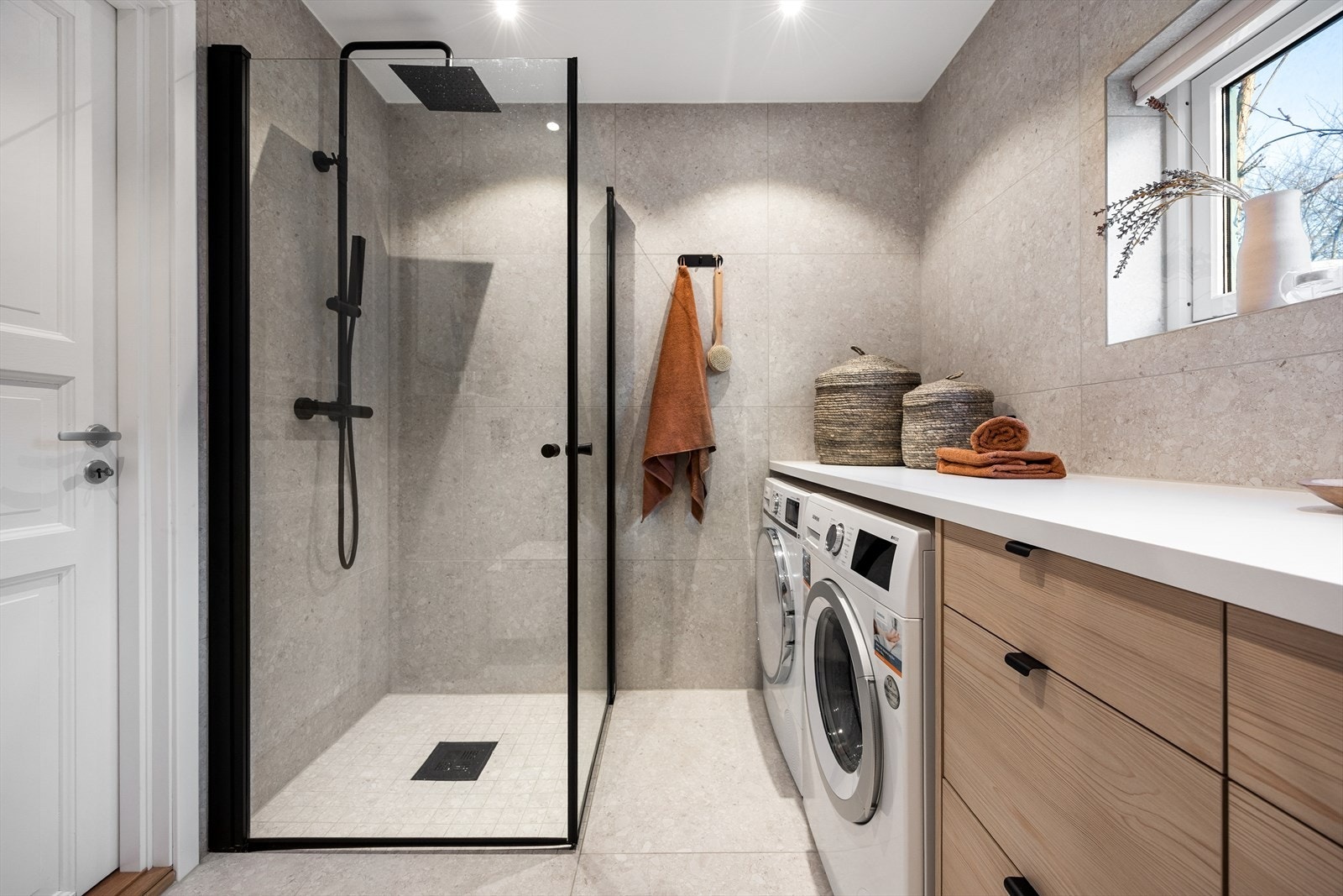 Stilrent og moderne bad fra 2022. Galleribilde