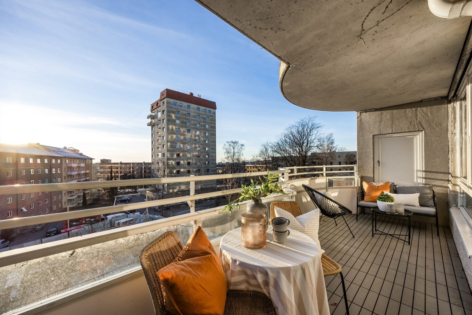 Sydvestvendt balkong på 10 kvm med gode solforhold. Galleribilde