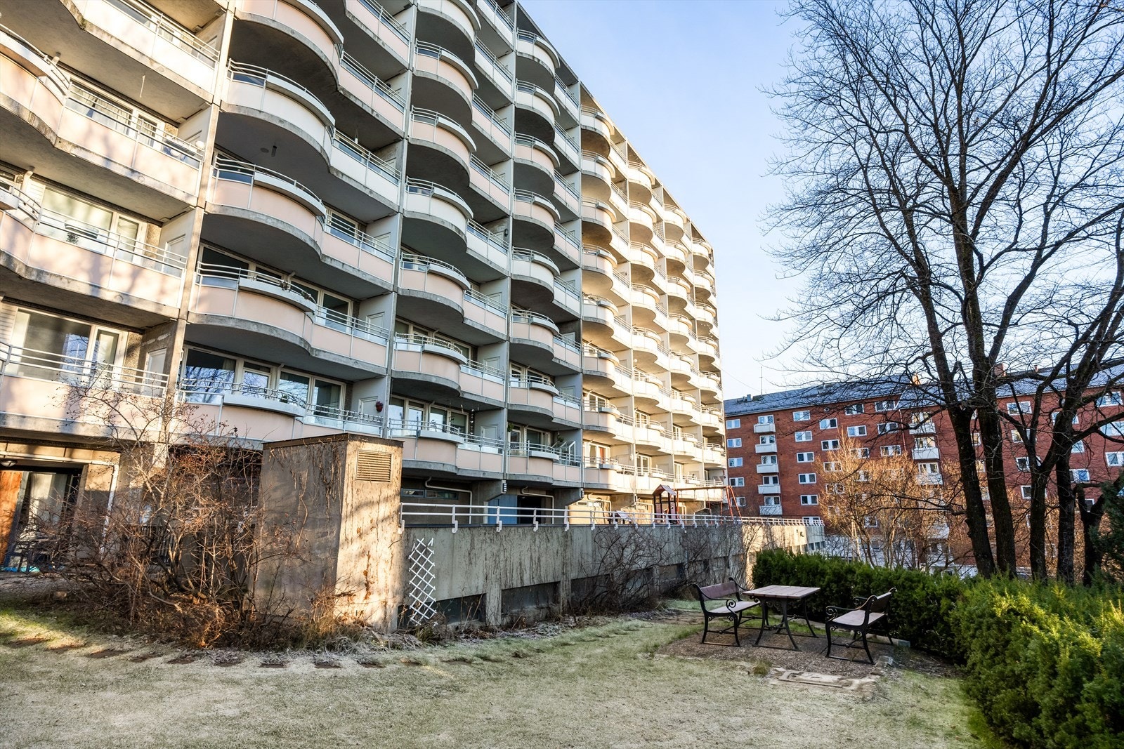 Fellesarealene er pent opparbeidet med grøntområder og sitteplasser. Galleribilde