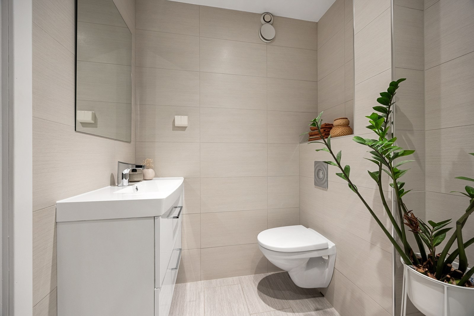 Leilighetens andre bad er også flislagt og har varmekabler i gulvet for komfort. Galleribilde