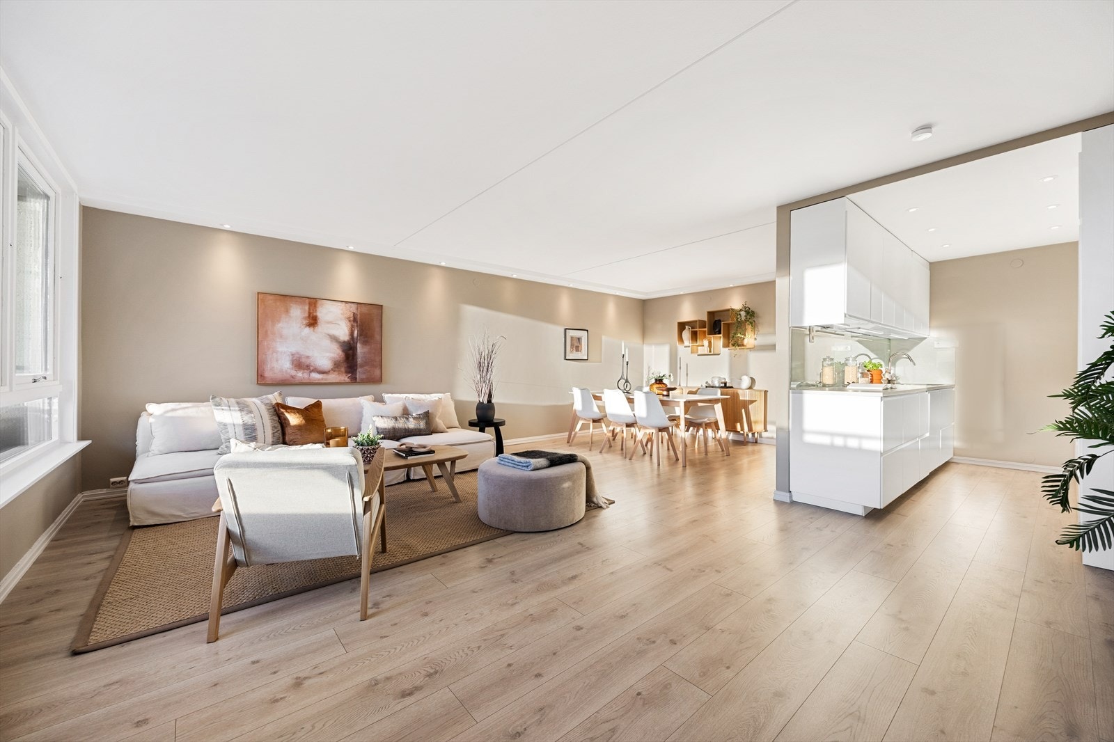 Stuen har god plass til en større sofagruppe og mediemøbler. Galleribilde