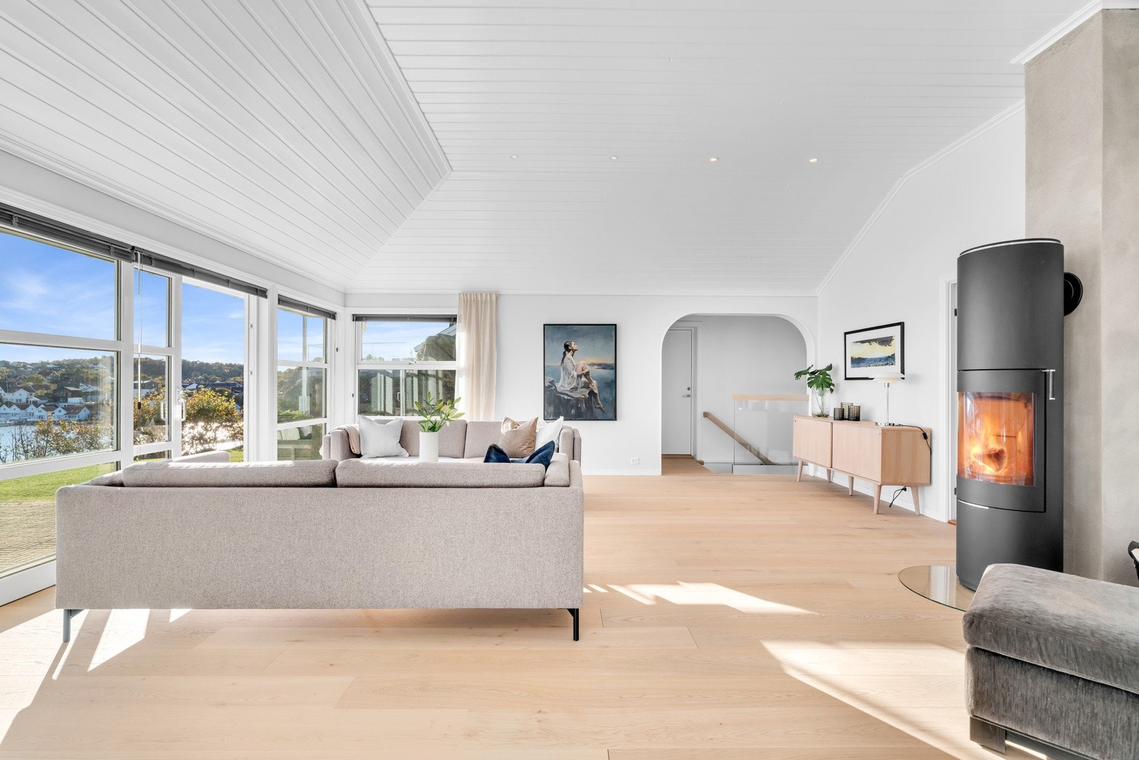 De store, sydvendte vindusflatene lyser opp rommet med behagelig lys og den generøse takhøyden gir en herlig romfølelse. Galleribilde