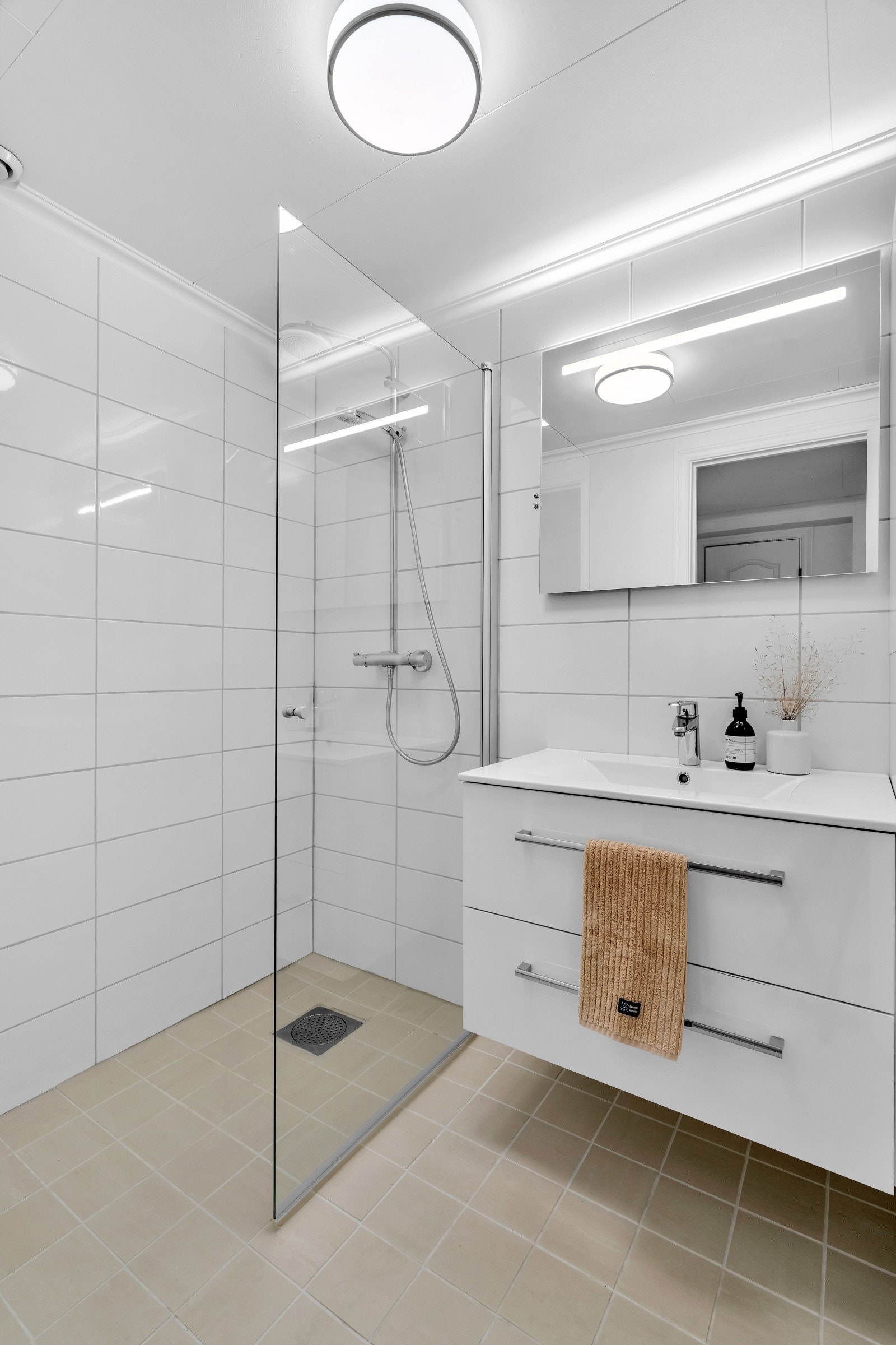 Tidløst og pent bad med fliser på både gulv og vegger u.etg hoveddel. Galleribilde