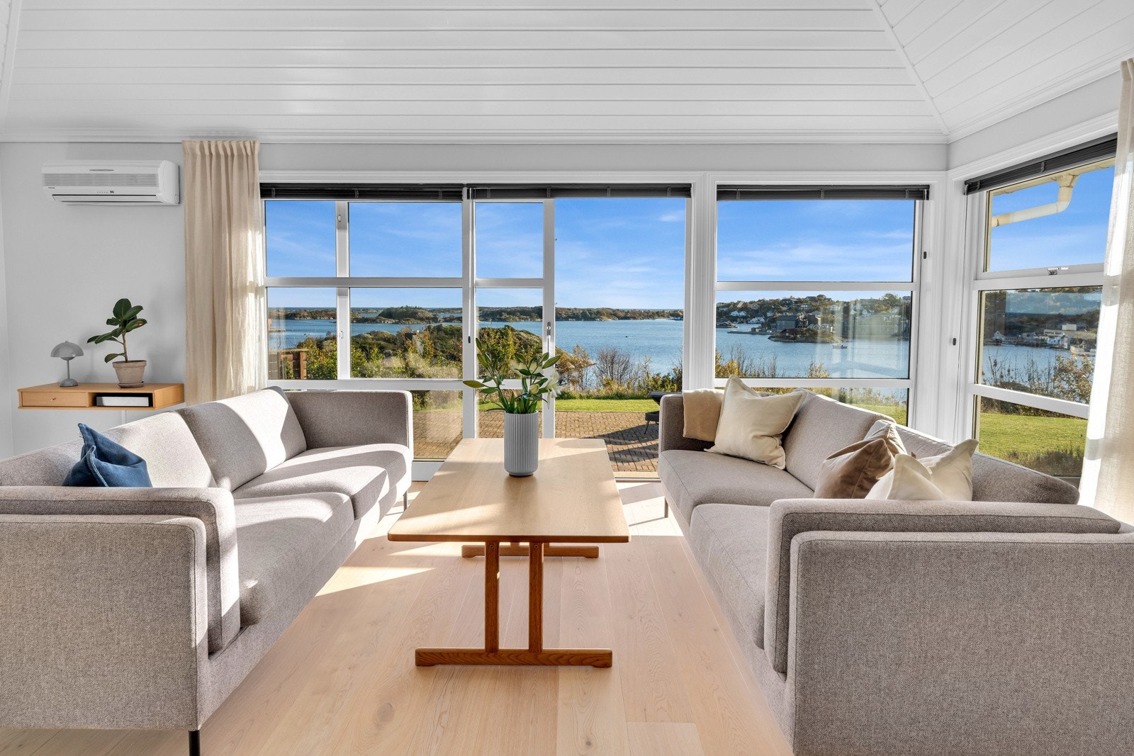 Stua i hoveddelene er romslig med god plass til både sofagruppe og lesehjørne. Galleribilde