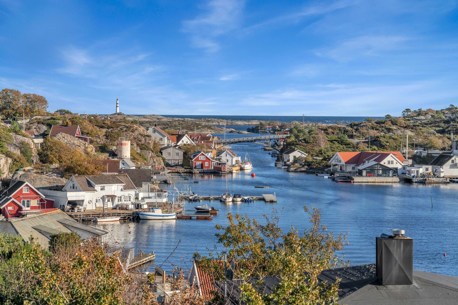 Fra stua og kjøkkenet i hoveddel er det utsikt mot karakteristiske Skibusundet. Galleribilde