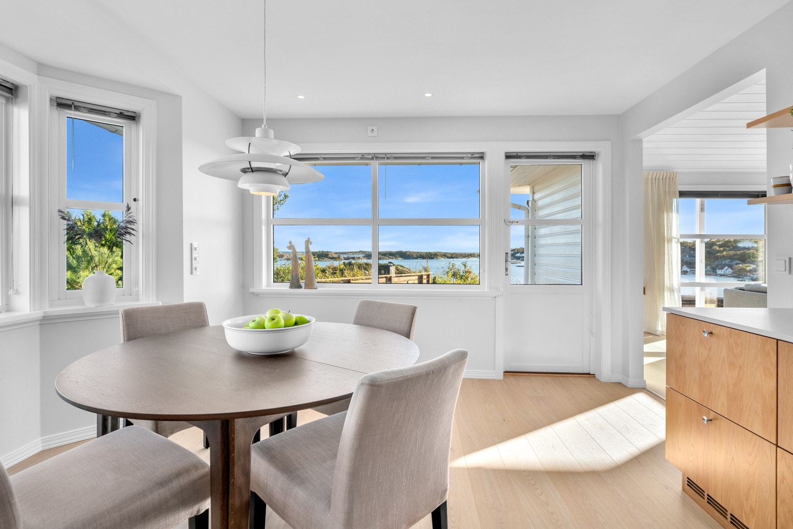 På kjøkkenet er det spiseplass og fin utsikt fra kjøkkenvinduene. Galleribilde